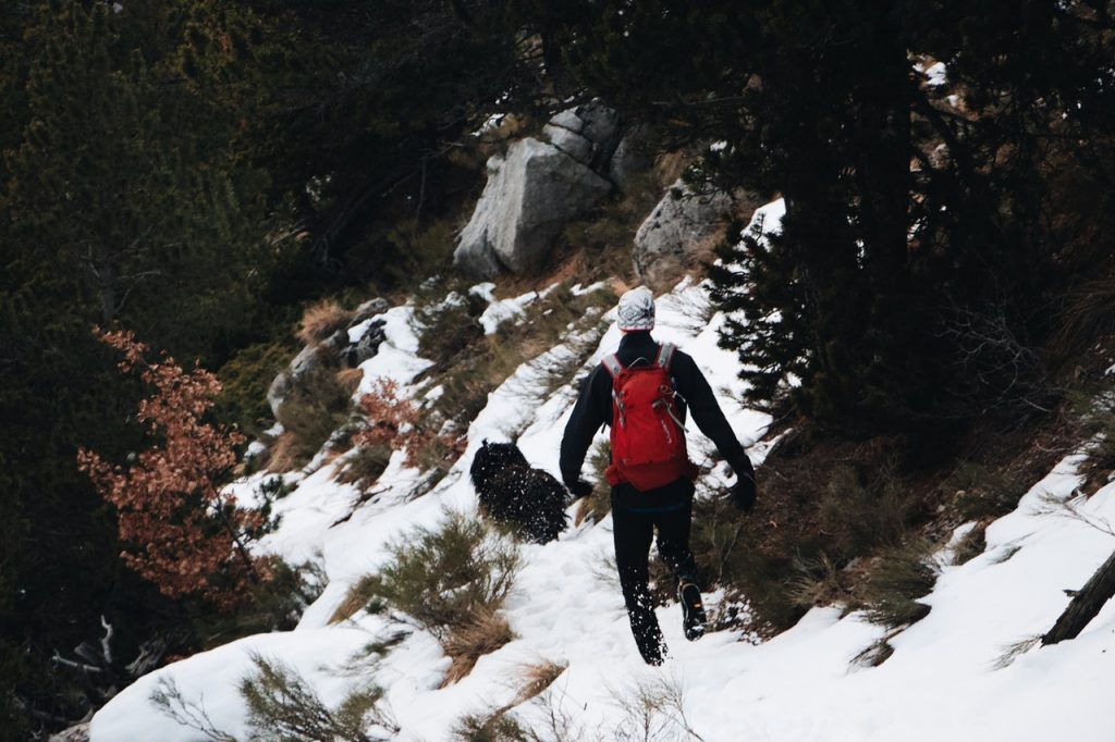 personne qui marche dans la neige