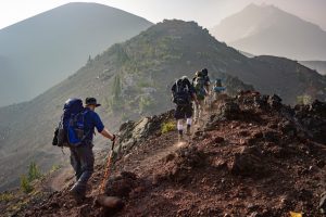 cinq personnes lors d'une randonnée en montagne